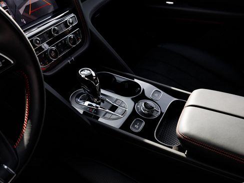 Used 2024 Bentley Bentayga image 35