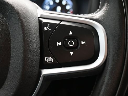 Used 2019 Volvo XC60 T6 Momentum w/ Multimedia Package image 23