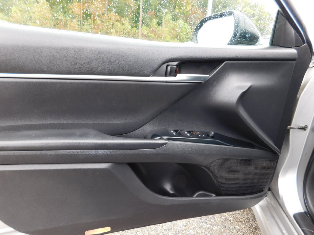 Used 2018 Toyota Camry SE FWD image 12