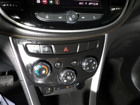 Used 2020 Chevrolet Trax LT w/ LT Convenience Package FWD image 13