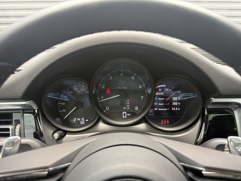 Certified 2023 Porsche Macan AWD/4WD image 28