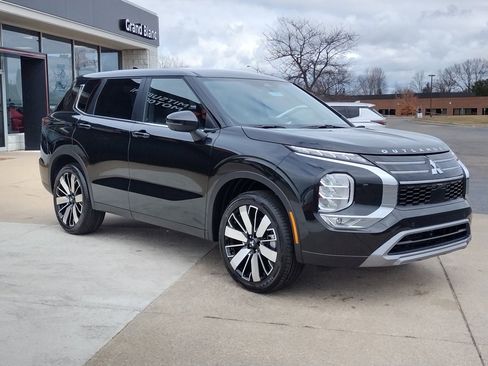 New 2025 Mitsubishi Outlander SE image 13