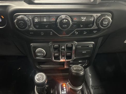 Used 2020 Jeep Wrangler Unlimited Sahara AWD/4WD image 17