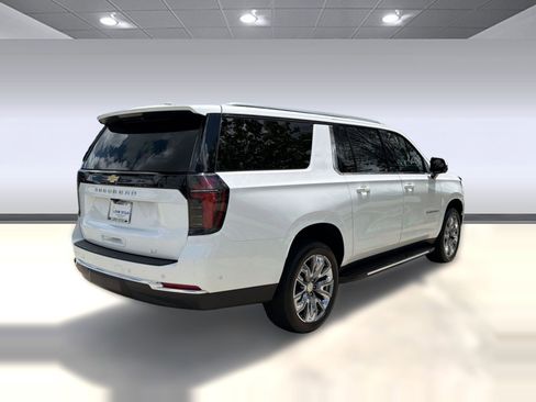 Used 2025 Chevrolet Suburban LT RWD image 8