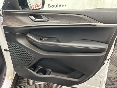 Used 2023 Jeep Grand Cherokee Limited image 11