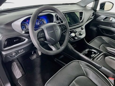 Used 2025 Chrysler Pacifica Limited FWD image 10