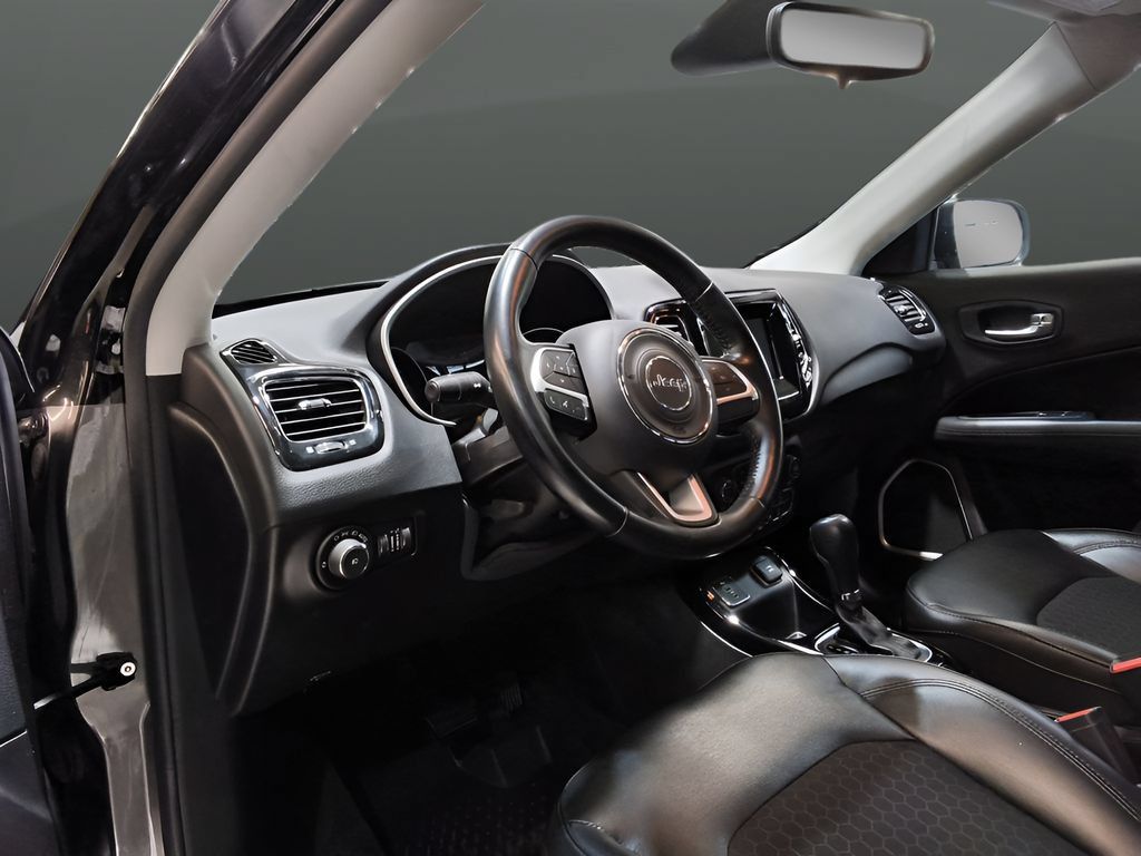 Used 2020 Jeep Compass Latitude FWD image 9