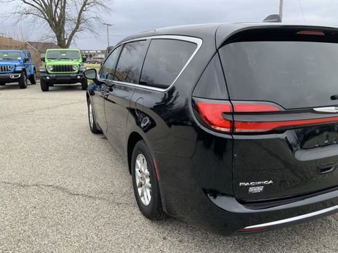 Used 2024 Chrysler Pacifica Touring-L image 15