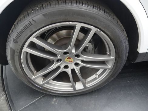 Certified 2023 Porsche Cayenne S AWD/4WD image 15