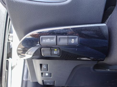 Used 2022 Toyota Prius Prime XLE FWD image 16
