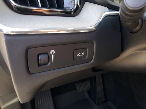 Used 2018 Volvo XC60 T6 Momentum w/ Advanced Package image 16