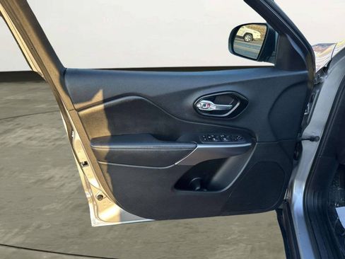 Used 2020 Jeep Cherokee Latitude FWD image 11