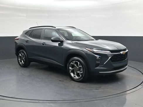 Used 2025 Chevrolet Trax LT FWD image 2