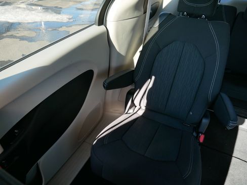 Used 2022 Chrysler Voyager LX image 12