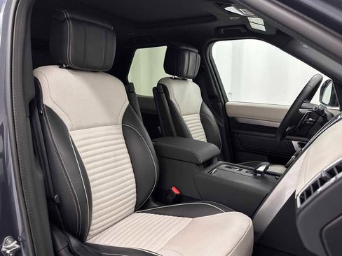 Used 2024 Land Rover Discovery Dynamic SE image 19