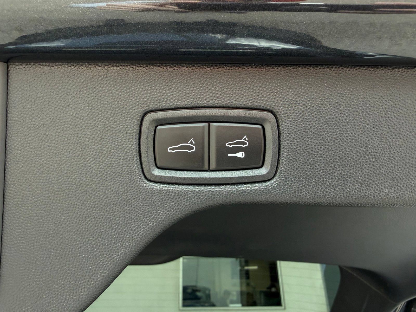 Used 2024 Porsche Macan Turbo Electric AWD/4WD image 18