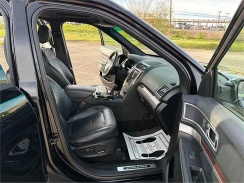 Used 2017 Ford Explorer Platinum image 10