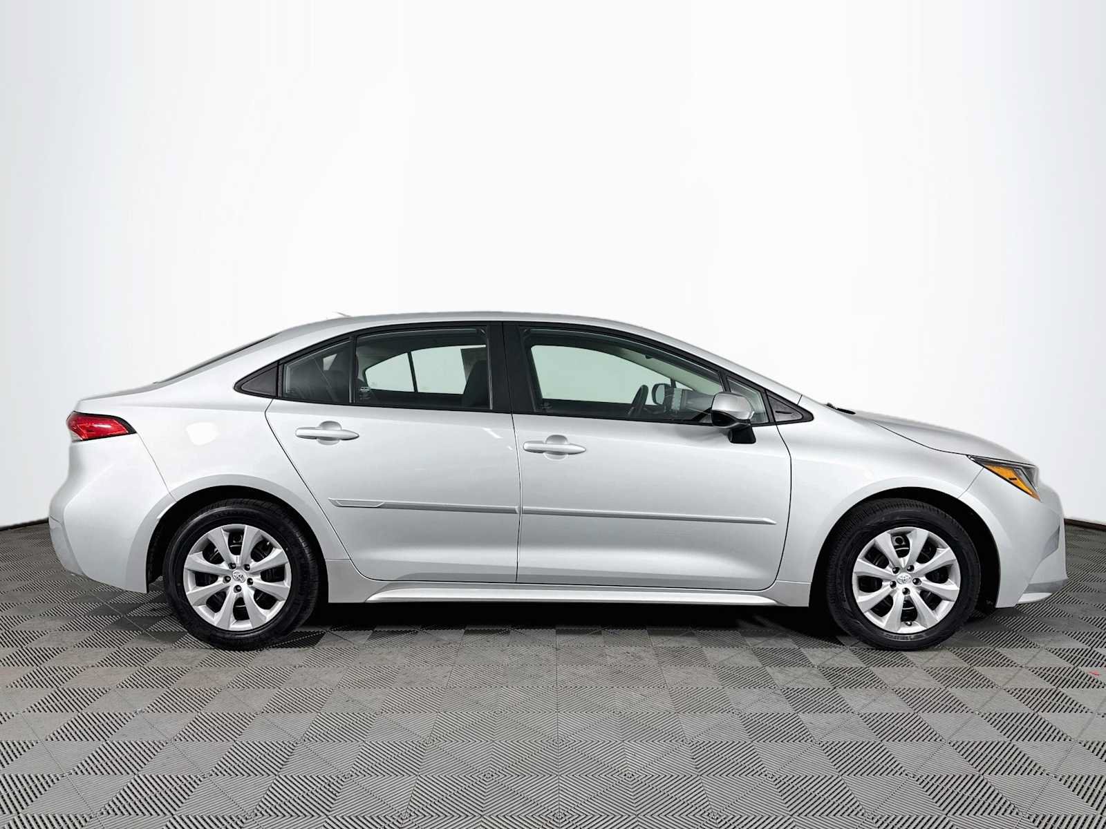 Used 2022 Toyota Corolla LE FWD image 4