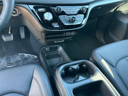 New 2025 Chrysler Voyager LX image 28