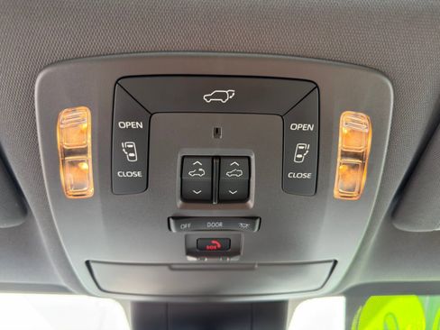 Used 2023 Toyota Sienna Limited image 25