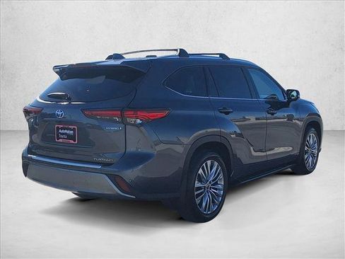 Used 2023 Toyota Highlander Platinum image 5