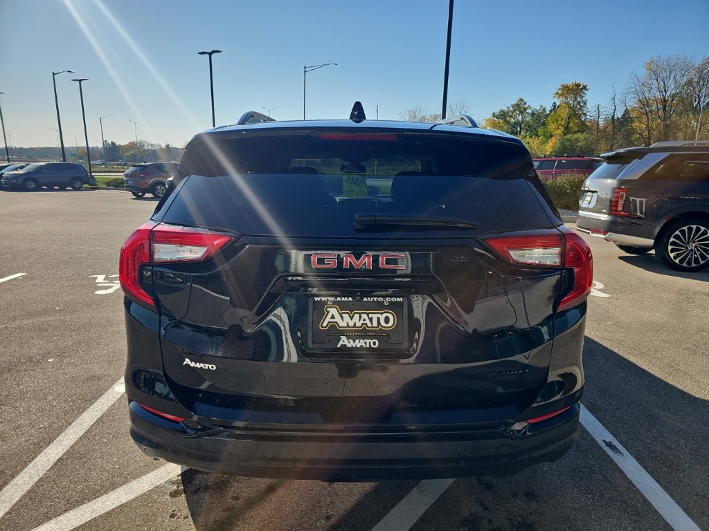Used 2023 GMC Terrain SLE w/ GMC Pro Grade Package AWD/4WD image 4