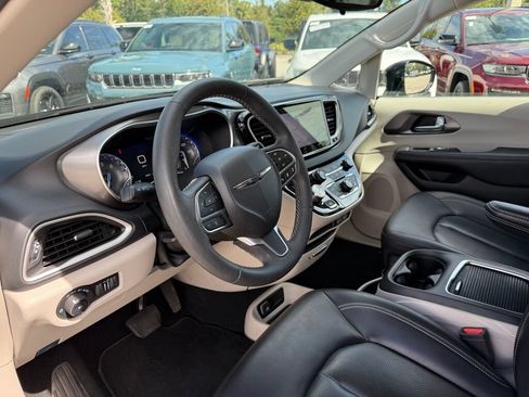 Used 2024 Chrysler Pacifica Touring-L FWD image 25
