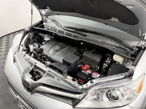 Used 2018 Toyota Sienna XLE w/ XLE Navigation Package AWD/4WD image 19