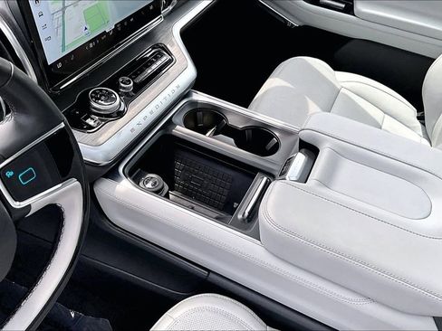 Certified 2025 Ford Expedition Platinum AWD/4WD image 16