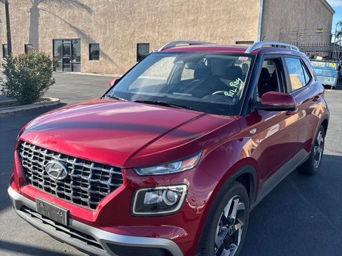 Used 2025 Hyundai Venue SEL FWD image 1