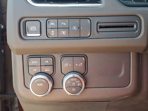Used 2023 GMC Yukon XL SLT w/ SLT Premium Package AWD/4WD image 18