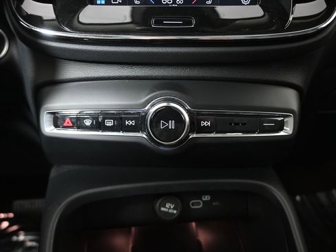 Used 2024 Volvo XC40 B5 Plus AWD/4WD image 29