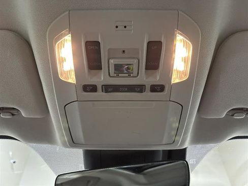 Used 2021 Toyota Highlander XLE AWD/4WD image 16