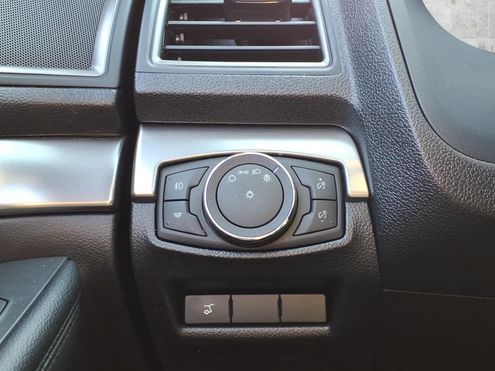 Used 2018 Ford Explorer XLT w/ Equipment Group 202A FWD image 23