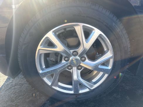 Used 2020 Chevrolet Equinox Premier image 2