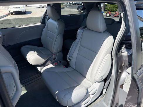 Used 2018 Toyota Sienna XLE w/ XLE Navigation Package FWD image 25