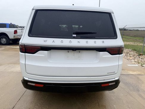 Used 2024 Jeep Wagoneer L Series II RWD image 4