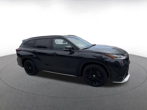 Used 2024 Toyota Highlander XSE FWD image 2