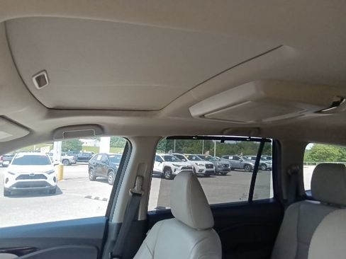 Used 2022 Honda Pilot Touring image 16