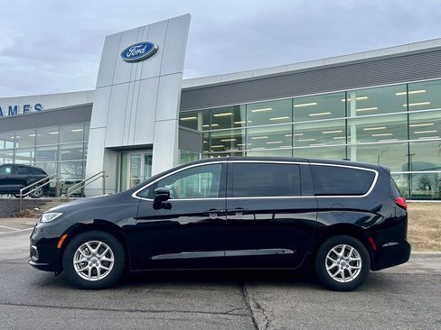 Used 2025 Chrysler Pacifica Select image 2