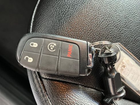 Used 2025 Jeep Compass Limited image 32