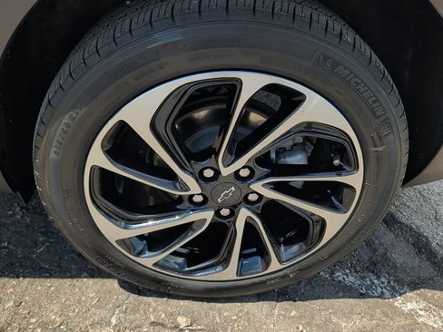 Used 2023 Chevrolet Bolt EUV Premier w/ Sun & Sound Package FWD image 9