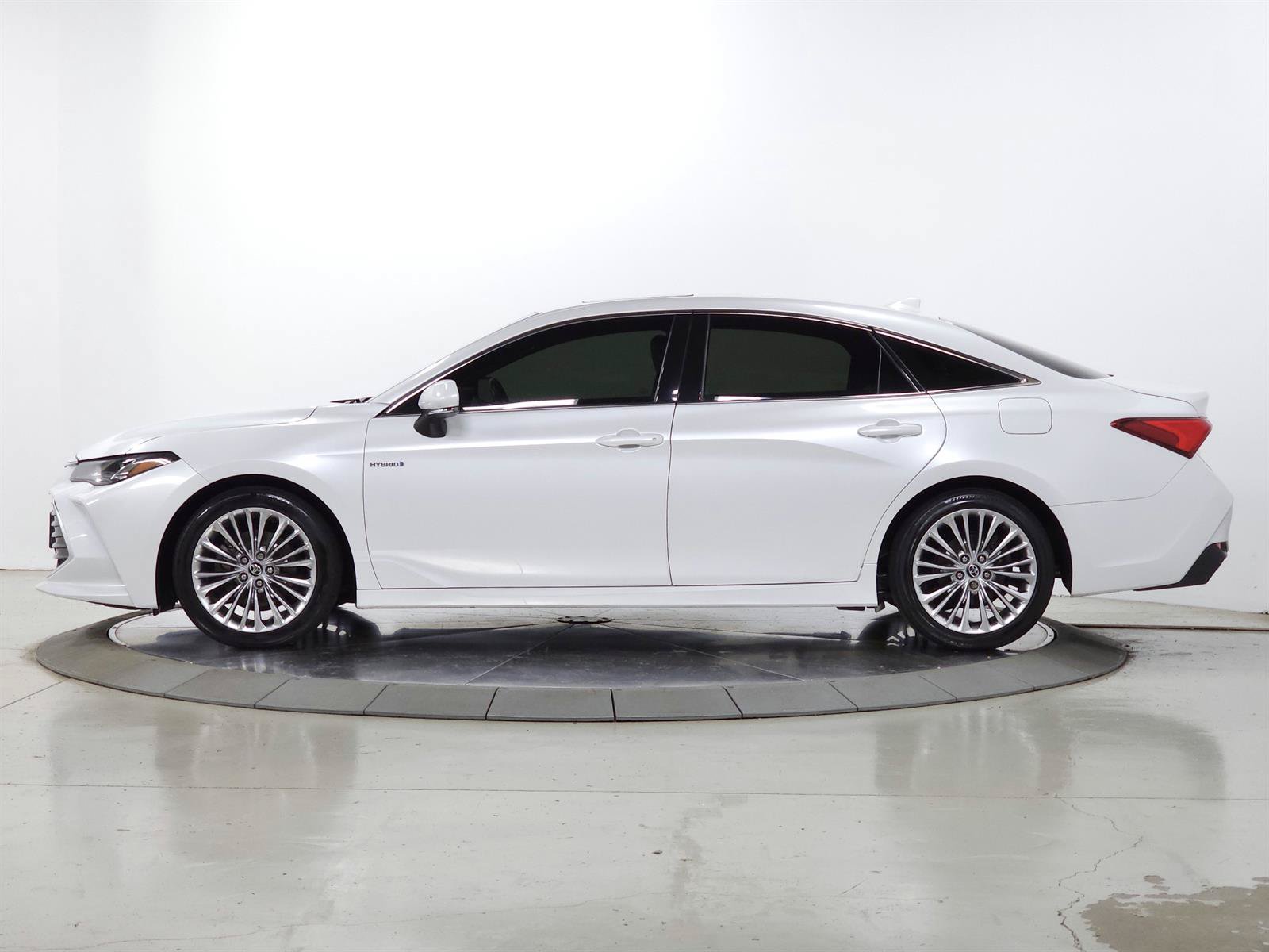 Used 2020 Toyota Avalon Limited w/ All Weather Liner Package FWD image 4