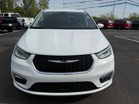 Used 2023 Chrysler Pacifica Touring-L FWD image 9