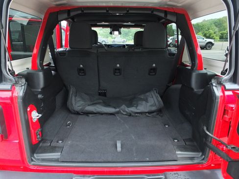 Used 2025 Jeep Wrangler Unlimited Rubicon AWD/4WD image 16