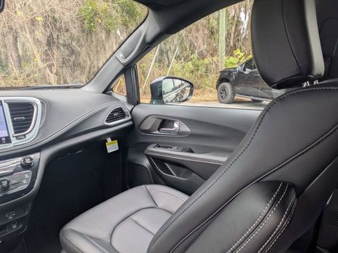 New 2026 Chrysler Pacifica Select FWD image 18