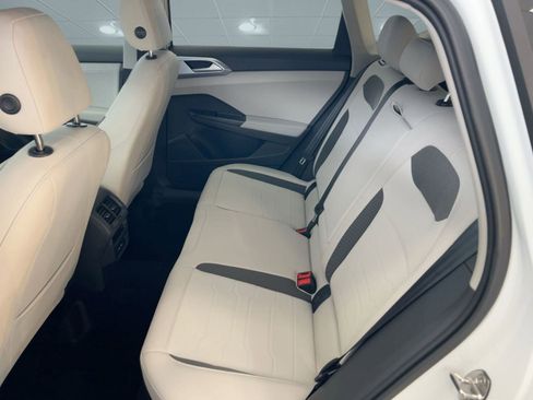 New 2026 Volkswagen Taos SE image 15