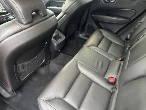 Used 2019 Volvo XC60 T5 Momentum w/ Protection Package Premier image 12