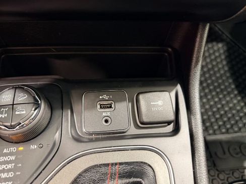 Used 2020 Jeep Cherokee Trailhawk w/ Cold Weather Group AWD/4WD image 37