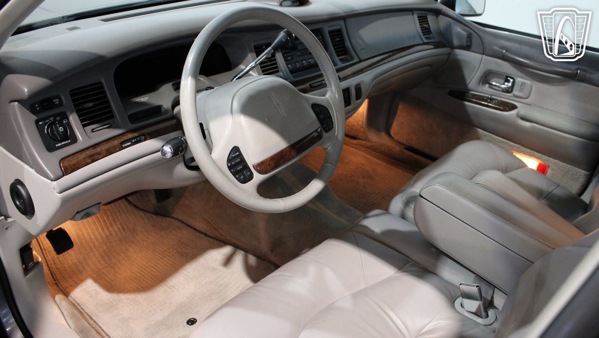 Used 1996 Lincoln Town Car Signature RWD image 8